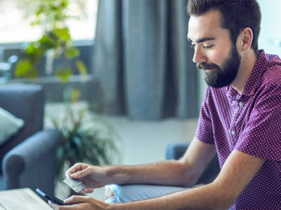 Man Online Shopping On Mobile 800X600